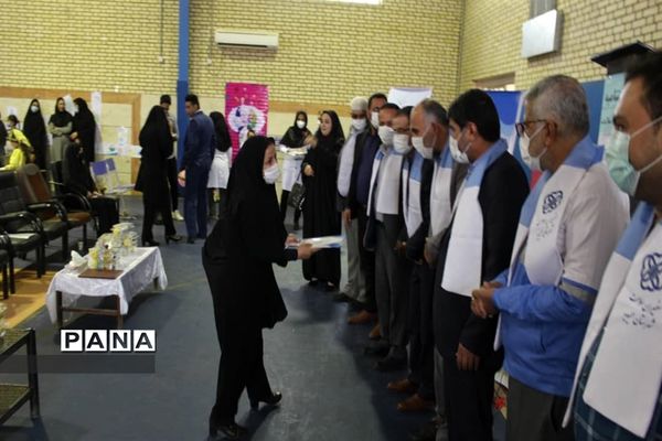 آیین تقدیر از مراقبین و سفیران سلامت دانش‌آموزی در حمیدیه