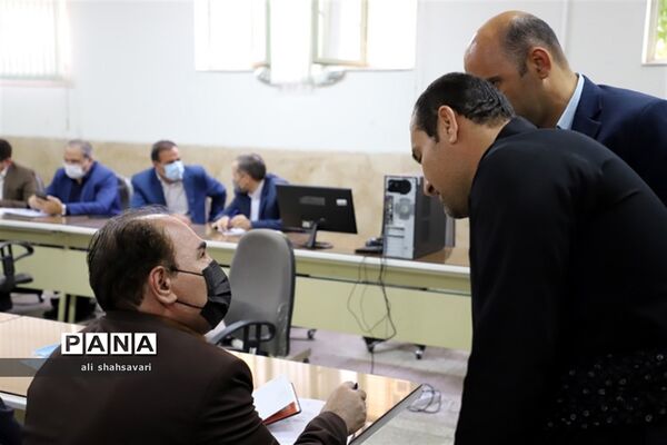 رسیدگی به مشکلات و مسائل مردم در میز خدمت آموزش و پرورش کرمانشاه