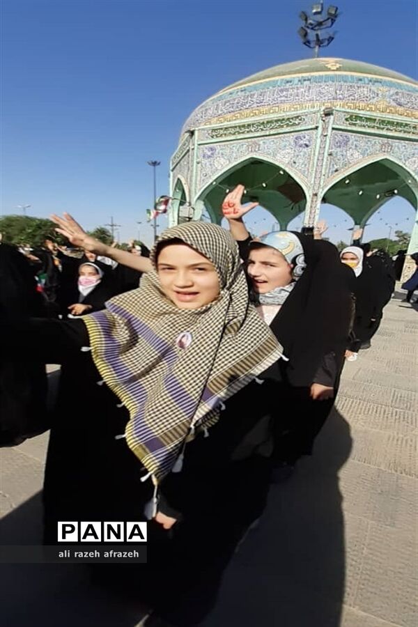 اجرای  سرود «سلام فرمانده » توسط دانش‌آموزان اندیمشکی