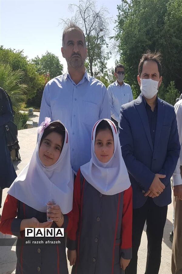 اجرای  سرود «سلام فرمانده » توسط دانش‌آموزان اندیمشکی