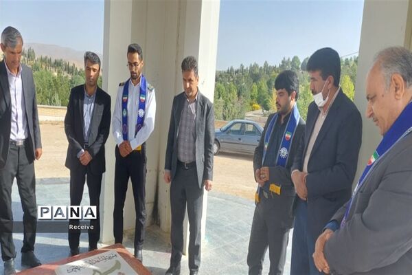 تجدید میثاق مربیان و دانش‌آموزان پیشتاز منطقه مشهد مرغاب با ولایت وشهدای گمنام