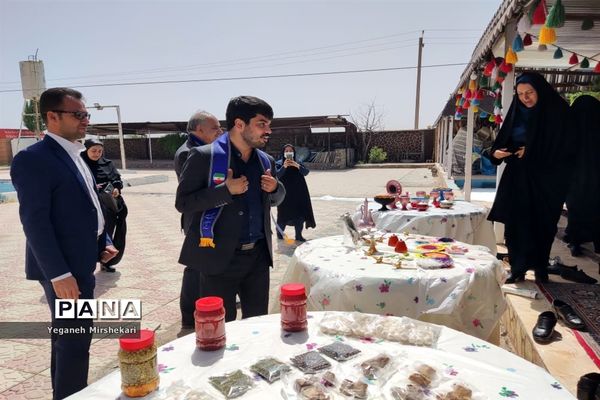 آیین جشن سپاس معلم و گرامیداشت سالروز تاسیس سازمان دانش‌آموزی در سرچهان