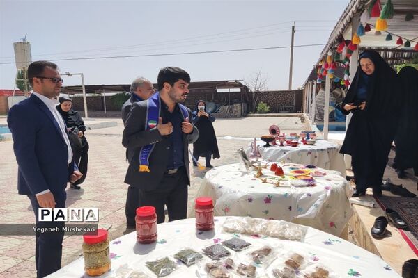 آیین جشن سپاس معلم و گرامیداشت سالروز تاسیس سازمان دانش‌آموزی در سرچهان
