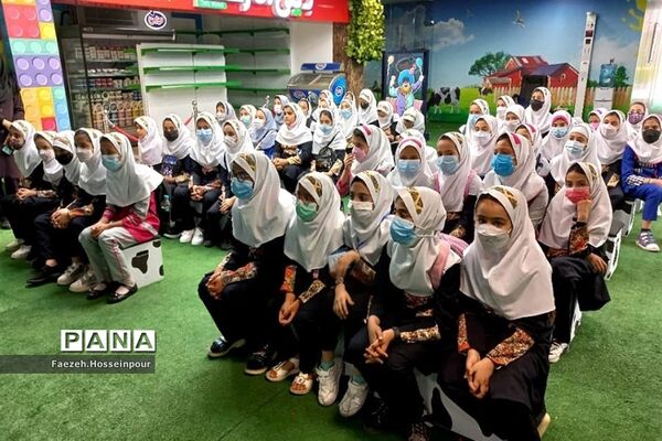 بازدید علمی از کارخانه بستنی میهن در بهارستان‌ دو