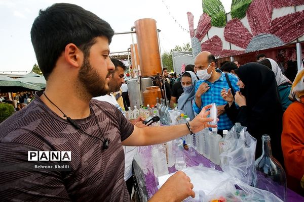 جشنواره گل و گلاب در بوستان آب و آتش