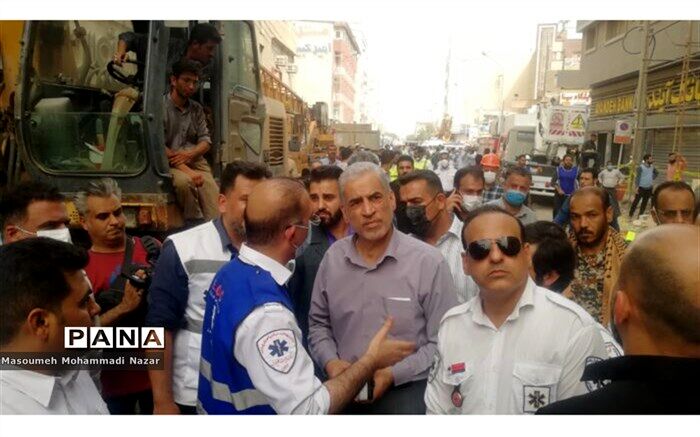 حضور استاندار خوزستان درمحل حادثه ساختمان مترو پل آبادان