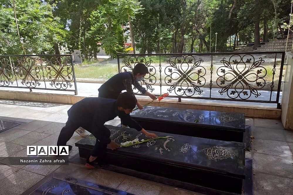 حضور و غبارروبی مزار شهدا در سوم خرداد، توسط دانش‌آموزان رودهن
