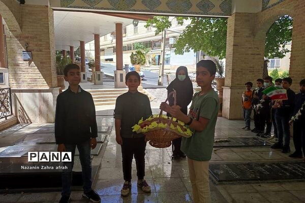 حضور و غبارروبی مزار شهدا در سوم خرداد، توسط دانش‌آموزان رودهن