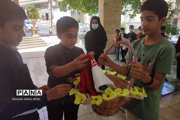 حضور و غبارروبی مزار شهدا در سوم خرداد، توسط دانش‌آموزان رودهن