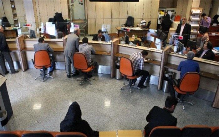 بدهکاران بانکی برای تسویه بدهی مراجعه می‌کنند