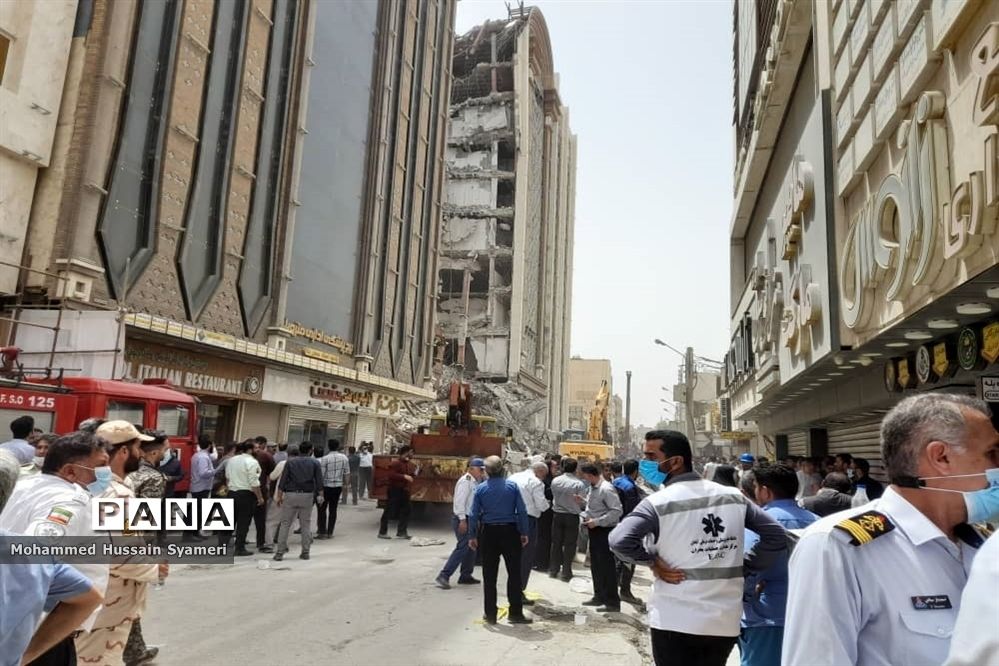 نجات یکی از محبوس‌شدگان از زیرآوار متروپل