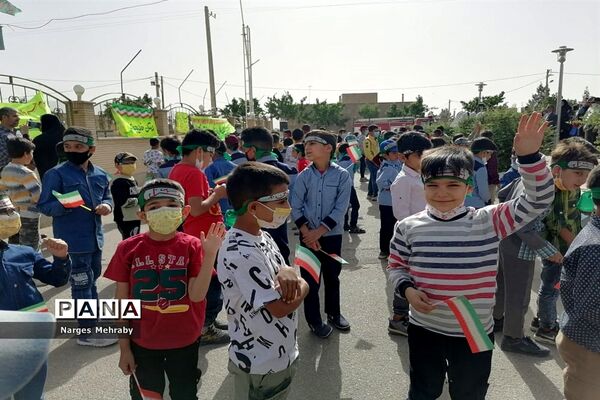 اجرای سرود سلام فرمانده توسط سربازان کوچک شهر سورمق