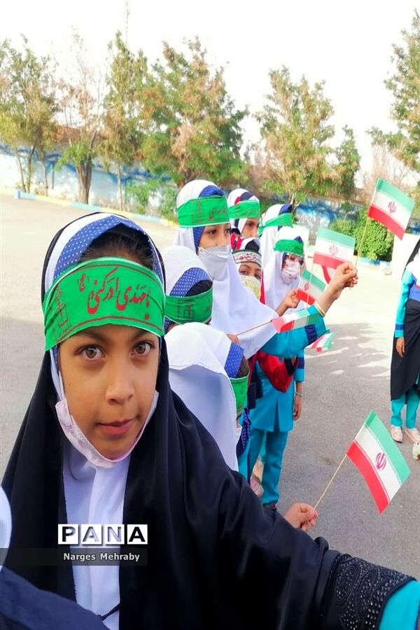 اجرای سرود سلام فرمانده توسط سربازان کوچک شهر سورمق