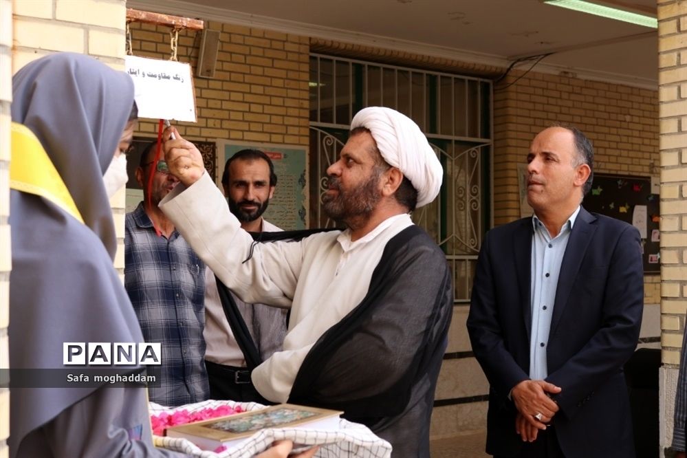 نواختن زنگ مقاومت و ایثار به‌مناسبت سالروز فتح خرمشهر در دبیرستان قاضی شهر گله‌دار