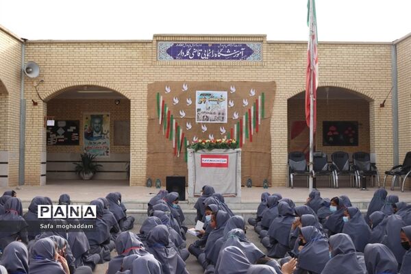 نواختن زنگ مقاومت و ایثار به‌مناسبت سالروز فتح خرمشهر در دبیرستان قاضی شهر گله‌دار