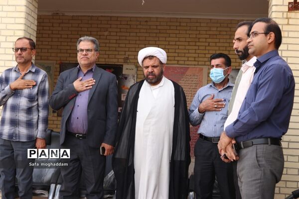 نواختن زنگ مقاومت و ایثار به‌مناسبت سالروز فتح خرمشهر در دبیرستان قاضی شهر گله‌دار