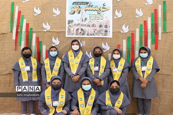 نواختن زنگ مقاومت و ایثار به‌مناسبت سالروز فتح خرمشهر در دبیرستان قاضی شهر گله‌دار