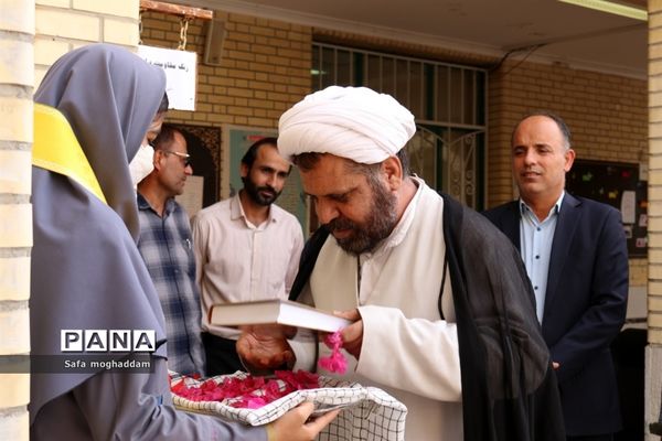 نواختن زنگ مقاومت و ایثار به‌مناسبت سالروز فتح خرمشهر در دبیرستان قاضی شهر گله‌دار