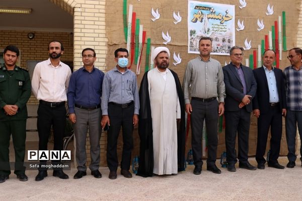 نواختن زنگ مقاومت و ایثار به‌مناسبت سالروز فتح خرمشهر در دبیرستان قاضی شهر گله‌دار