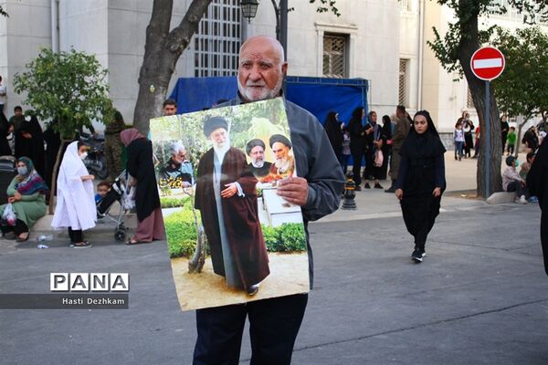 طنین نوای سلام فرمانده در میدان شهدای شیراز