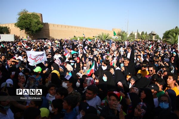 طنین نوای سلام فرمانده در میدان شهدای شیراز