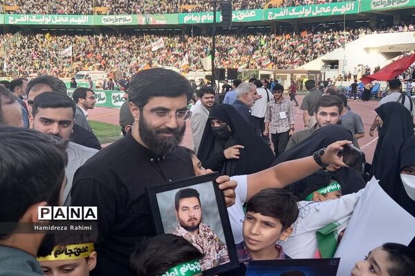 تجلی اقتدار با اجرای سرود سلام فرمانده  توسط سربازان دهه نودی