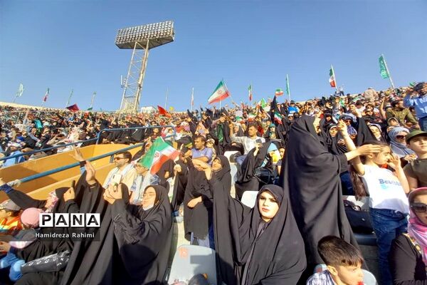 تجلی اقتدار با اجرای سرود سلام فرمانده  توسط سربازان دهه نودی