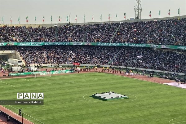 تجلی اقتدار با اجرای سرود سلام فرمانده  توسط سربازان دهه نودی