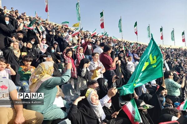 تجلی اقتدار با اجرای سرود سلام فرمانده  توسط سربازان دهه نودی
