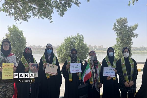 اجرای سرود سلام فرمانده در راهپیمایی خانوادگی پیشتازان دبیرستان وحدت ناحیه یک اهواز