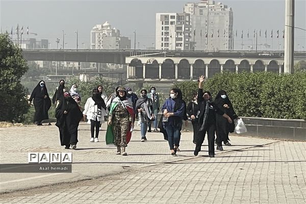 اجرای سرود سلام فرمانده در راهپیمایی خانوادگی پیشتازان دبیرستان وحدت ناحیه یک اهواز