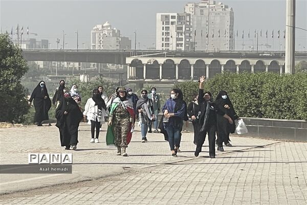 اجرای سرود سلام فرمانده در راهپیمایی خانوادگی پیشتازان دبیرستان وحدت ناحیه یک اهواز