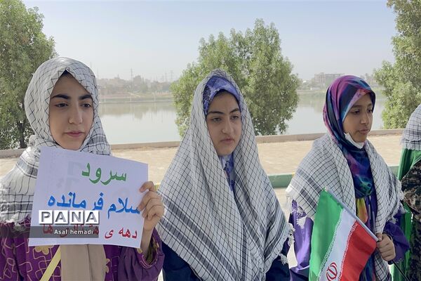 اجرای سرود سلام فرمانده در راهپیمایی خانوادگی پیشتازان دبیرستان وحدت ناحیه یک اهواز