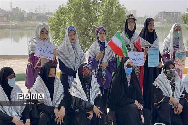 اجرای سرود سلام فرمانده در راهپیمایی خانوادگی پیشتازان دبیرستان وحدت ناحیه یک اهواز