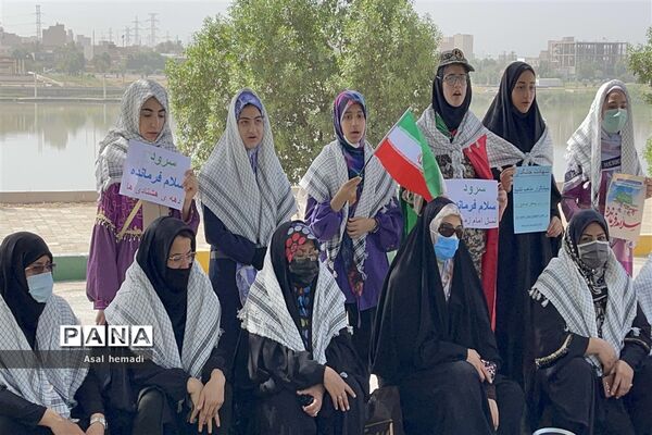 اجرای سرود سلام فرمانده در راهپیمایی خانوادگی پیشتازان دبیرستان وحدت ناحیه یک اهواز