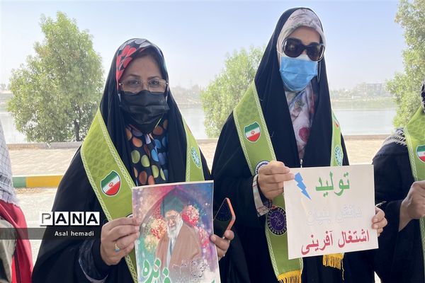 اجرای سرود سلام فرمانده در راهپیمایی خانوادگی پیشتازان دبیرستان وحدت ناحیه یک اهواز