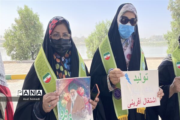 اجرای سرود سلام فرمانده در راهپیمایی خانوادگی پیشتازان دبیرستان وحدت ناحیه یک اهواز
