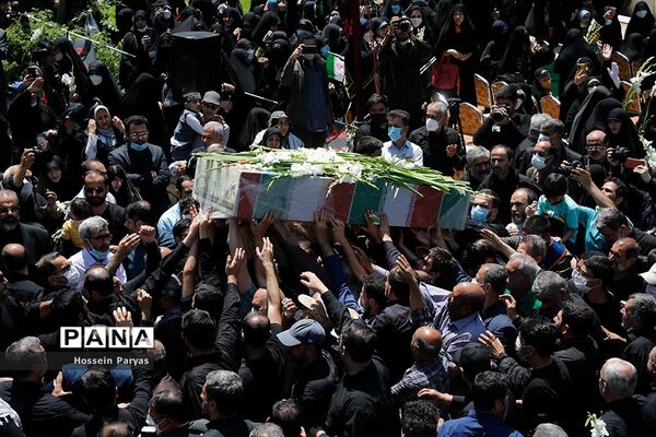 آیین تشییع دو شهید گمنام دانش‌آموز در اردوگاه شهید باهنر تهران