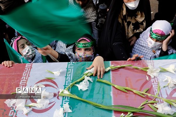 آیین تشییع دو شهید گمنام دانش‌آموز در اردوگاه شهید باهنر تهران