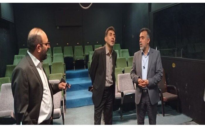 بازدید مدیرکل هنرهای نمایشی از روند آماده‌سازی سالن‌های جشنواره کودک