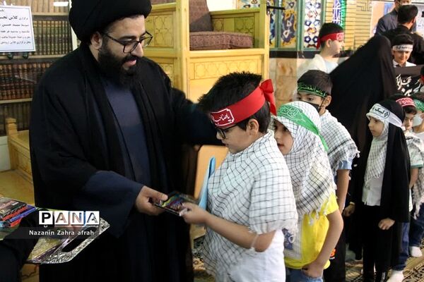 برگزاری سرود سلام فرمانده همزمان با برپایی نماز جمعه رودهن