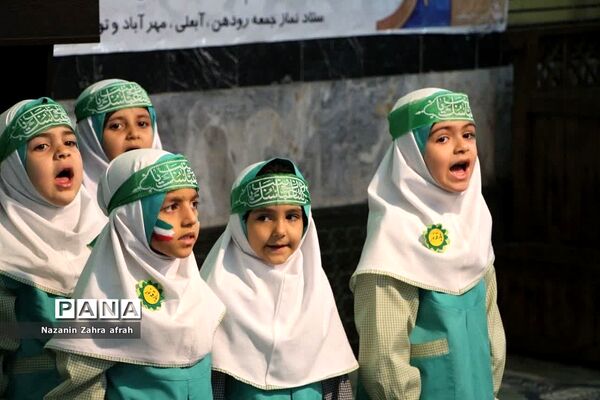 برگزاری سرود سلام فرمانده همزمان با برپایی نماز جمعه رودهن