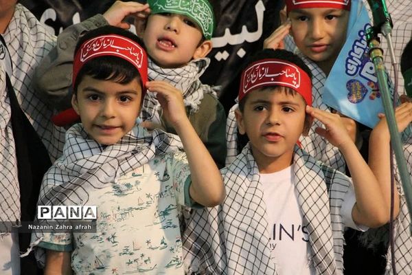 برگزاری سرود سلام فرمانده همزمان با برپایی نماز جمعه رودهن