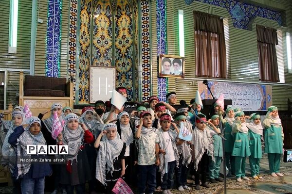 برگزاری سرود سلام فرمانده همزمان با برپایی نماز جمعه رودهن