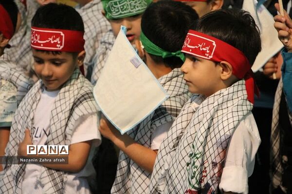 برگزاری سرود سلام فرمانده همزمان با برپایی نماز جمعه رودهن