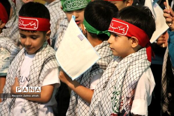 برگزاری سرود سلام فرمانده همزمان با برپایی نماز جمعه رودهن