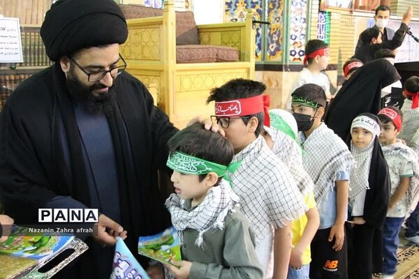 برگزاری سرود سلام فرمانده همزمان با برپایی نماز جمعه رودهن