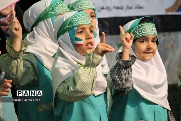 برگزاری سرود سلام فرمانده همزمان با برپایی نماز جمعه رودهن