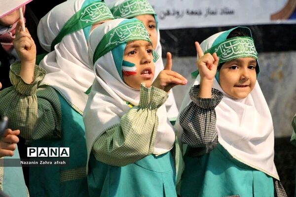 برگزاری سرود سلام فرمانده همزمان با برپایی نماز جمعه رودهن
