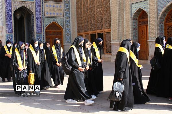 مراسم غبارروبی حرم مطهر حضرت شاهچراغ (ع) توسط دانش‌آموزان پیشتاز سازمان دانش‌آموزی